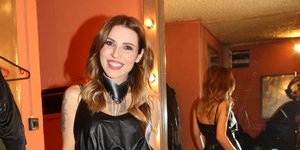 Η τραγουδίστρια Ευρυδίκη με μαύρο φόρεμα στο καμαρίνι της