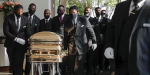 Το φέρετρο του Τζορτζ Φλόιντ οδηγείται στην εκκλησία όπου θα πραγματοποιηθεί η κηδεία του στο Χιούστον