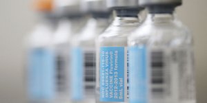 Φιαλίδια με δραστική ουσία πειραματικών εμβολίων για τον κορωνοϊό