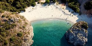 Φονέας. Η πανέμορφη παραλία της Μεσσηνιακής Μάνης που ήταν κάποτε το λημέρι ενός φονιά