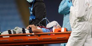 Ο Γκαρθία της Μάντσεστερ Σίτι μεταφέρεται με φορείο εκτός γηπέδου