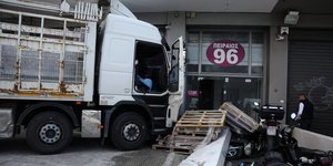 Το φορτηγό που «εισέβαλε» στο κατάστημα