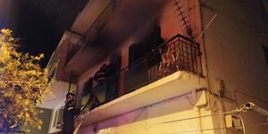 Πυροσβέστες σε μπαλκόνι διαμερίσματος που έπιασε φωτιά