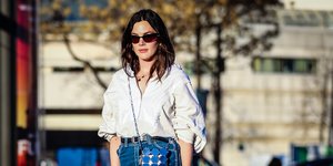 γυναίκα με τζιν και τοπ στην εβδομάδα μόδας