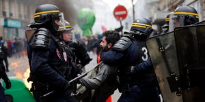 Γάλλοι αστυνομικοί συλλαμβάνουν διαδηλωτή