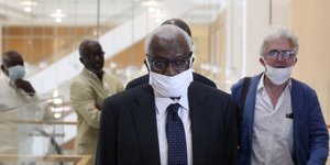 Γάλλοι με μάσκα προστασίας από τον κορωνοϊό
