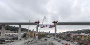 Εργοτάξιο ολοκληρώνει τη γέφυρα στη Γένοβα