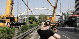 Τοποθετήθηκε η νέα πεζογέφυρα στην λ. Ποσειδώνος στον Αλιμο
