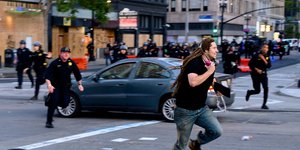 Διαδηλωτής στις ΗΠΑ αστυνομικός
