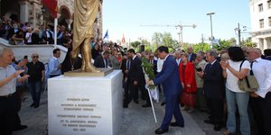 O Γεωργιάδης καταθέτει στεφάνι στο άγαλμα του Κωνσταντίνου Παλαιολόγου