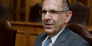 γεραπετριτης κοιταζει πλαγια 