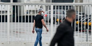 Εργάτης στην Γερμανία με μάσκα για τον κορωνοϊό