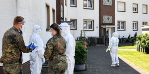 Γιατροί και στρατιωτικοί σε συγκρότημα κατοικιών στην Γερμανία