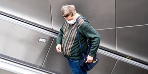 Ανδρας με μάσκα στο μετρό