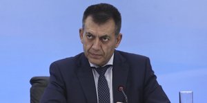 Ο Γιάννης Βρούτσης με μπλε κοστούμι