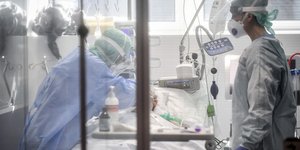 γιατροι πάνω απο ασθενη