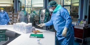 Γιατροί στο Σωτηρία με στολές για τον κορωνοϊός