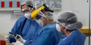 Γιατροί με ειδικές στολές για τον κορωνοϊό