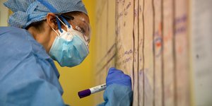 Γιατρός στην Ιταλία κρατά σημειώσεις