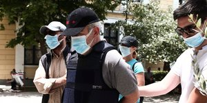 Ο γιατρός «μαϊμού» κρατείται από αστυνομικούς