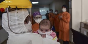 γιατρος με ασπιδα κραταει μωρο 