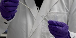 γιατρος μοβ γαντια 