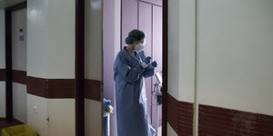 Νοσηλεύτρια σε δωμάτιο νοσοκομείου