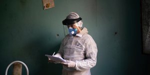 Γιατρός κρατά σημειώσεις σε δωμάτιο