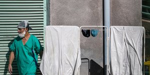 Γιατρός δίπλα από απλωμένες στολές