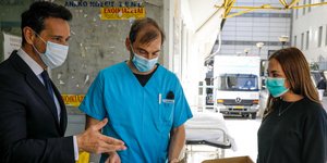 Γιατρός παραλαμβάνει μάσκες προστασίας από τον κορωνοϊό