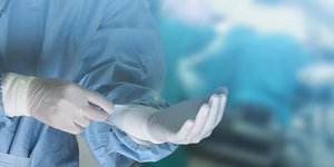 γιατρός με γάντια