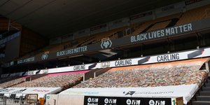 Οθόνη σε γήπεδο της Αγγλίας γράφει το σύνθημα Black Lives Matter
