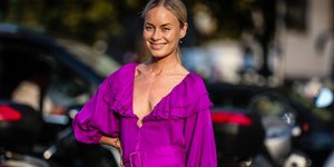 γυναίκα με φόρεμα στην εβδομάδα μόδας