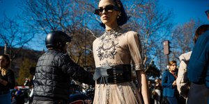 γυναίκα με φόρεμα στην εβδομάδα μόδας