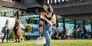 γυναίκα με τοπ με print και γυαλιά