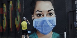 Γκράφιτι με μάσκα λόγω κορωνοιού