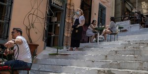 Ταβέρνα στην Πλάκα με τουρίστες