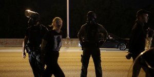 Διαδηλωτής στην Ατλάντα προσάγεται από αστυνομικούς μετά τις διαδηλώσεις για τη δολοφονία Αφροαμερικανού