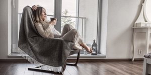 Γυναίκα καθισμένη σε πολυθρόνα