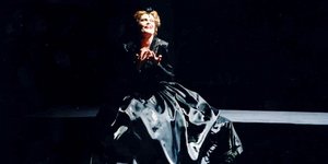 μαυρο φορεμα μαυρο φοντο