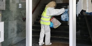 γυναικα με γιλεκο ανοιγει πορτα