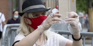 με κοκκινη μασκα και καπελο