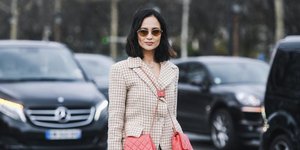 Γυναίκα με σακάκι 