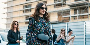 Γυναίκα στο δρόμο με φόρεμα και γυαλιά 