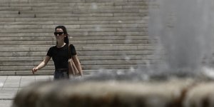 Γυναίκα περπατά στο Σύνταγμα