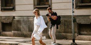 γυναίκα περπατάει με λευκό πουκάμισο