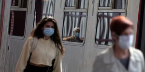 γυναικες με μακσα διπλα στο τρενο
