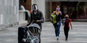 Γυναίκες με τα παιδιά τους φορώντας μάσκες για τον κορωνοϊό στο Μεξικό