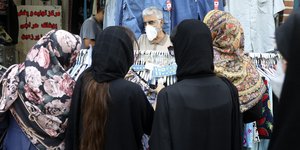 γυναικες πλατη με μαντίλες