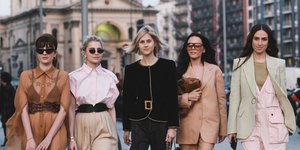 Fashionistas στην πόλη περπατούν 